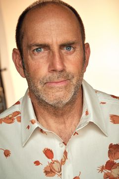 Guy Camilleri interpreta Man