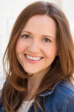Jennifer Ruth interpreta Mother at Garabedian's