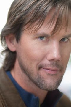 Luke Pitzrick interpreta Number Two