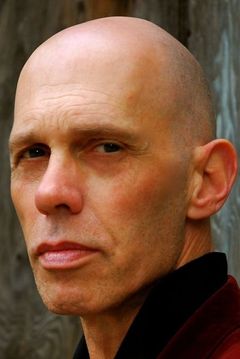 Mackenzie Gray interpreta Father (voice)