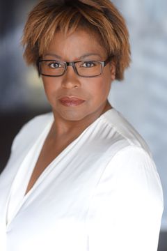 Shellye Broughton interpreta Customer