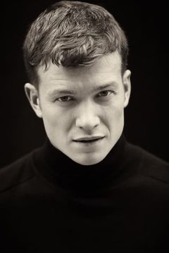 Ed Speleers interpreta Rhys