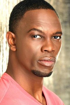 Newton Mayenge interpreta Car Driver (uncredited)