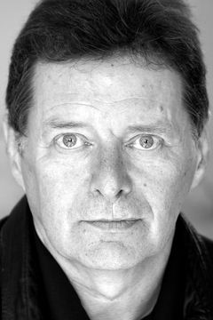 George Costigan interpreta Foster Father