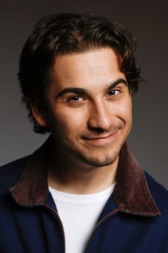 Cody Farkas interpreta Waiter (uncredited)