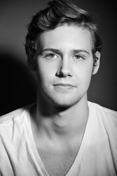 Caleb Ruminer interpreta Mark Richards