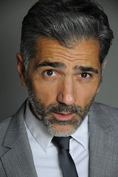 Antonio Mancino interpreta Cameriere