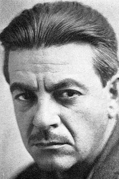 Harry Lamont interpreta Ticket Taker (uncredited)