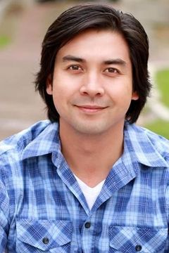 Brian Rodriguez interpreta Newscaster