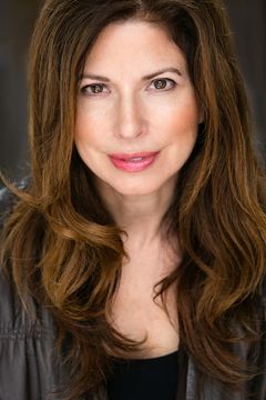 Adrianne Walsh interpreta Board Member