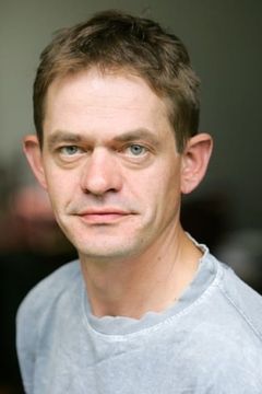 Henning Peker interpreta Hauptkommissar Gerrit Reetz