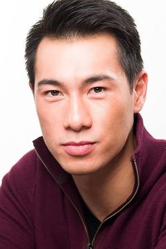 Owen Kwong interpreta Senior Officer