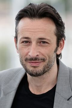 Michaël Cohen interpreta Théodore Belin