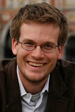 John Green interpreta Dwight Arrington (voice)