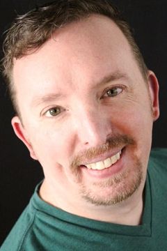 Ryan Holihan interpreta SIM Tech