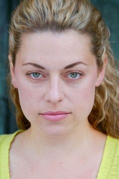 Amy Brassette interpreta Lauretta