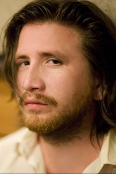 Alejandro Rae interpreta Dano