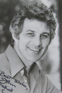 John Gabriel interpreta TV Anchor Reporting Beale's Suicide Threat (uncredited)