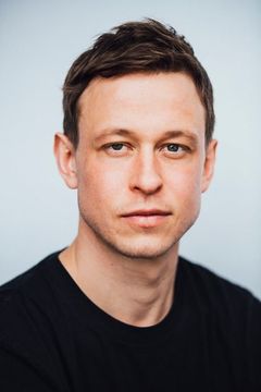 Felix von Bredow interpreta SS-Untersturmführer Siemens