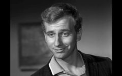 Russell Horton interpreta Man in Theatre Line