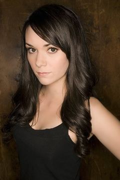 Carmen Lavigne interpreta Anti War Protester