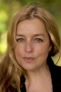 Deborah Wiseman interpreta Aunt Sarina