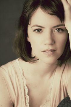 Alexandra Lydon interpreta Beth