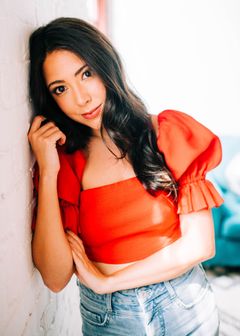 Charity Cervantes interpreta Jenna