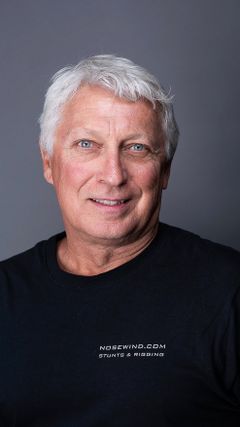 Brian Christensen interpreta Agent Duff