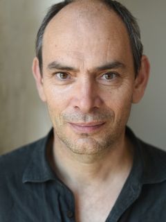 Benedict Martin interpreta Roger Ducos