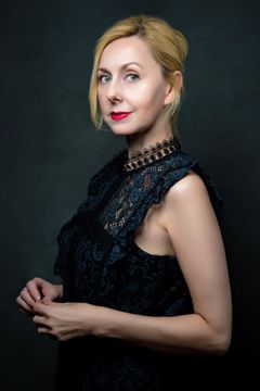 Alicia Harding interpreta Debbie