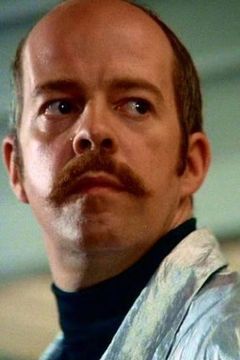 Billy J. Mitchell interpreta Delmas' Assistant No. 2