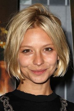 Annabelle Dexter-Jones interpreta Adeline Jouda