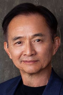Dennis Dun interpreta Satellite Van Technician