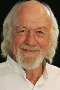 Adrian Sparks interpreta Suited Gent