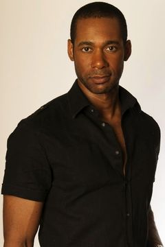 Dion Johnstone interpreta Bill