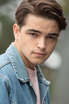 Ari Atken interpreta Mark Bradshaw