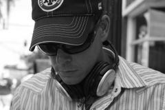 Josh Mills interpreta Tim Holt (uncredited)