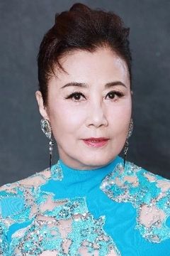 Liza Wong Ming-Chuen interpreta Director Selina Cheung