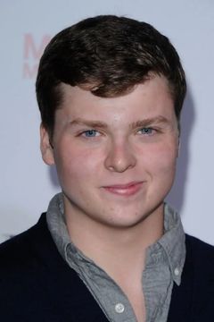Spencer Breslin interpreta Curtis