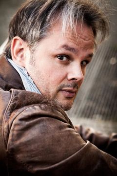 Marco Hofschneider interpreta M'Ling