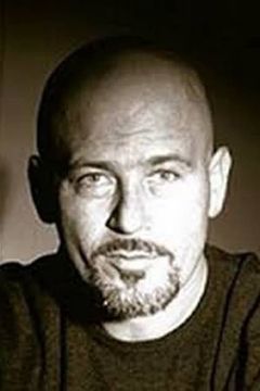 Angelo Cannavacciolo interpreta Paolo