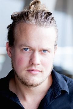 Tom Sommerlatte interpreta Erich