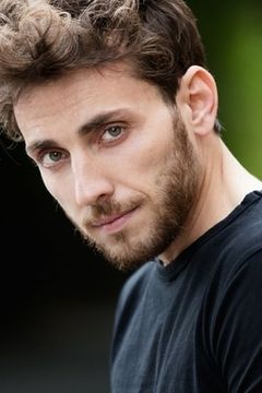 Luca Paniconi interpreta Enzo