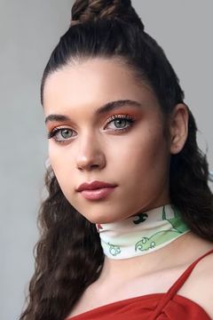 Afra Saraçoğlu interpreta Çiçek