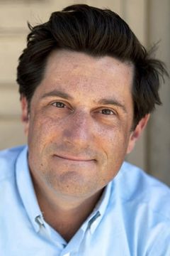 Michael Showalter interpreta Lionel Prichard