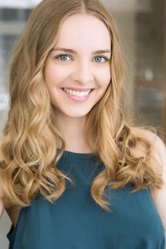 Darcy Rose Byrnes interpreta Penny Scavo