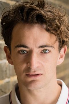 Luke Hornsby interpreta Private Pinewood