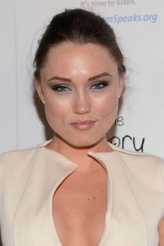 Clare Grant interpreta Fighter Pilot (uncredited)