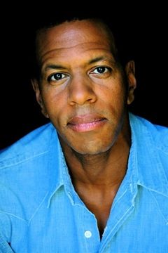 Michael Dennis Hill interpreta Reporter #2